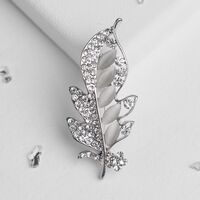 Брошь "Пёрышко" (белая в серебре)